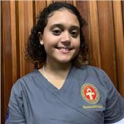 Profesora de ingles imparte clase a niños y adolescentes